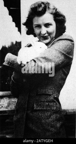 1940 a. Berchtesgaden : EVA BRAUN ( Munchen , Allemagne 1912 - Berlin , Allemagne 1945 ) la maîtresse d'ADOLF HITLER - NAZI - NAZIST - NAZISMO - WWI