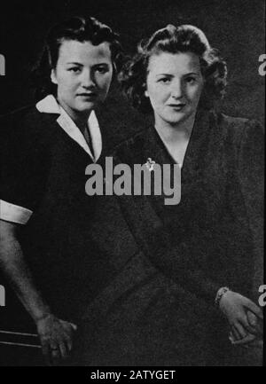 1940 a. : EVA BRAUN ( Munich , Allemagne 1912 - Berlin , Allemagne 1945 ) , célèbre MAÎTRESSE ADOLF HITLER , avec sa sœur à Munchen NAZI - NAZIST -