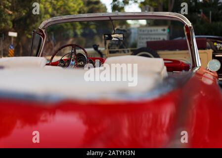 Izmir, Turquie - 23 septembre 2018 : la vue arrière d'un volant de direction stationné de couleur rouge 1960 Chevrolet Impala est au centre de l'attention. Banque D'Images