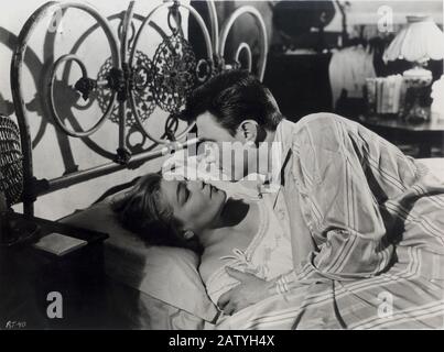 SIMONE SIGNORET ( Simone Kaminker Wiesbaden 1921 - Autheil , France 1985 ) avec LAWRENCE HARVEY dans la SALLE de cinéma britannique EN HAUT ( 1959 - LA S Banque D'Images