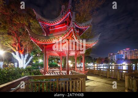 Une magnifique pagode ornée à côté du lac Eola est l'un des nombreux sites à voir au parc du lac Eola dans le centre-ville d'Orlando. Banque D'Images