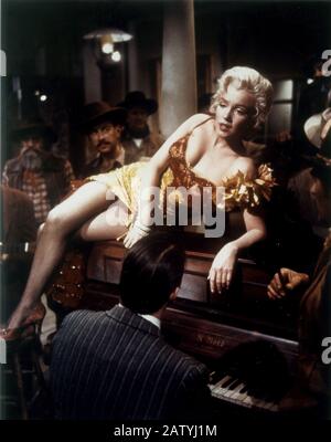 1954 , USA : l'actrice MARILYN MONROE ( 1926 - 1962 ) chante la chanson ' River of no return ' dans la dernière scène du film RIVER OF NO RETURN Banque D'Images