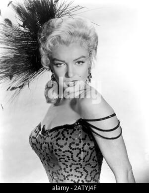 1954 , Etats-Unis : l'actrice MARILYN MONROE ( 1926 - 1962 ) , pubblicity encore pour le film LA RIVIÈRE DU NO-RETOUR ( la magifica preda ) par Otto P Banque D'Images