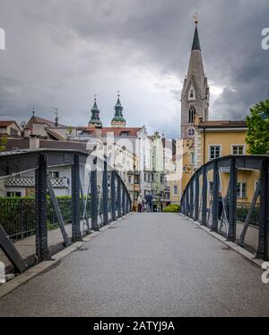 Rue de Brixen dans le Tyrol du Sud, le nord de l'Italie, l'Europe. Les touristes marchent dans les rues de la belle ville alpine - rixen, Tyrol du Sud, le nord de l'Italie Banque D'Images