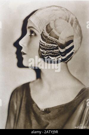 1920's, Etats-Unis : The Silent Screen l'actrice mexicaine DOLORES DEL RIO ( née Dolores Asunsolo , 1905 - 1983 ) - HAT - CAPPELLO - PIUME - FEA Banque D'Images