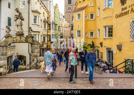 Rue de Brixen dans le Tyrol du Sud, dans le nord de l'Italie, en Europe. Les touristes marchent dans les rues de la belle ville alpine, le 25 mai 2019. Banque D'Images