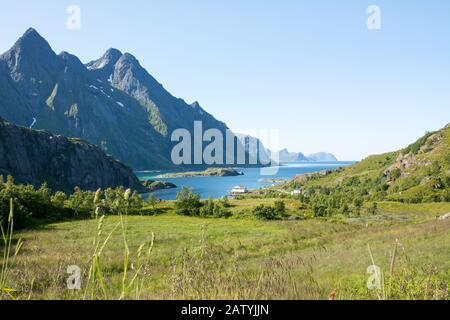 Un fjord près d'Unstad sur les îles Lofoten, Norvège. En arrière-plan vous voyez quelques maisons de Rorbu et des flancs de haute montagne. Banque D'Images