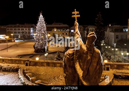 Arbre de Noël sur la place Andrej Hlinka à Zilina avec statue de St. Cyril et Methodius en premier plan - Slovaquie Banque D'Images