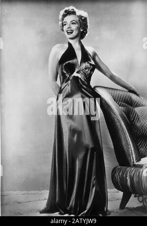 1951 , USA : l'actrice MARILYN MONROE ( 1926 - 1962 ) actrice de cinéma - PIN-up - PIN-up - sottoveste - nuit robe - raso - satin - bionda - Banque D'Images