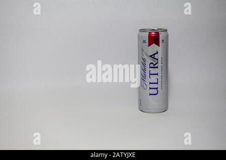 Orlando, FL/USA-2/4/20: Une CAN isolée de Michelob Ultra Beer sur fond blanc avec espace de copie. Michelob Ultra est un produit d'American Anheu Banque D'Images