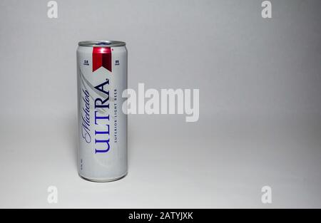 Orlando, FL/USA-2/4/20: Une CAN isolée de Michelob Ultra Beer sur fond blanc avec espace de copie. Michelob Ultra est un produit d'American Anheu Banque D'Images