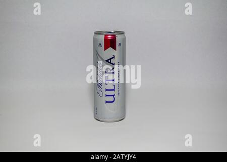 Orlando, FL/USA-2/4/20: Une CAN isolée de Michelob Ultra Beer sur fond blanc avec espace de copie. Michelob Ultra est un produit d'American Anheu Banque D'Images