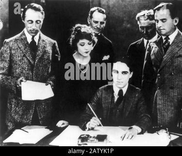 1923 , Hollywood : CHARLES CHAPLIN souscrit le contrat avec United Artists production avec MARY PICKFORD , DOUGLAS FAIRBANKS et le film Banque D'Images