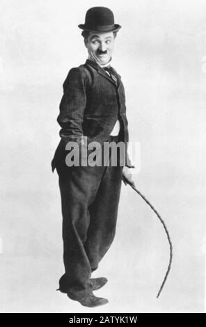 CHARLES CHAPLIN ( 1889 - 1977 ) CHARLOT - vagabond - vagabondo - canne - bâton de marche - bastone - bombetta - derby - chapeau de lanceur - film silencieux - ciné Banque D'Images