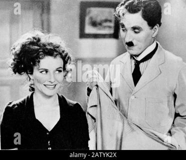 CHARLES CHAPLIN ( 1889 - 1977 ) et Paulette Goddard ( 1911 - 1990 ) DANS LE GRAND DICTATEUR ( 1940 - il grande dittatore ) - parrucchiere - coiffeur Banque D'Images