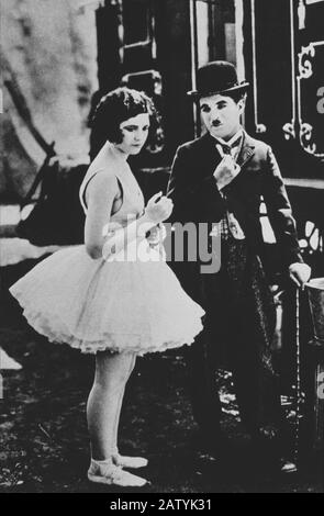 CHARLES CHAPLIN ( 1889 - 1977 ) Comme Charlot dans LE CIRQUE ( 1928 - il circo ) - cinéma muto - film silencieux - ballerina - bachigi - moustache - bombetta Banque D'Images