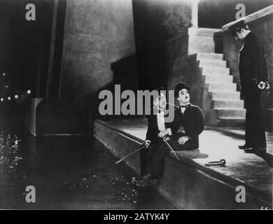 CHARLES CHAPLIN ( 1889 - 1977 ) - CHARLOT - vagabondo - vagabond - canne - marche stik - bastone - cappello - bombetta - chapeau de lanceur - derby - pol Banque D'Images