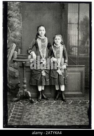 1881 : l'avenir Sainte mère Thérèse de Lisieux ( née Marie Françoise Thérèse Martin - Alençon 1873 - Lisieux 1897 ) à droite dans un esprit de photographie Banque D'Images