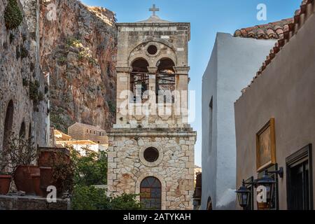 Vue sur l'église orthodoxe du Christ dans les chaînes (Christos Elkomenos) dans la vieille ville de Monemvasia - Péloponnèse, Grèce Banque D'Images