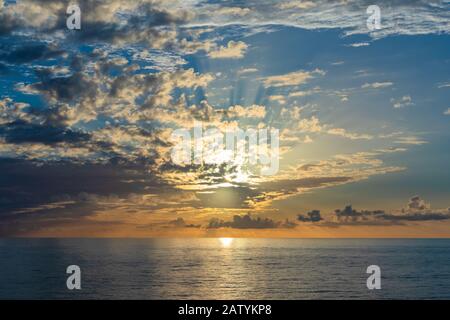 Magnifique coucher de soleil sur la mer sans fin avec reflet dans l'eau Banque D'Images