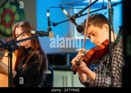 Jeunes musiciens gaéliques qui jouent à Celtic Connections Banque D'Images