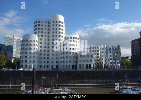 Les bâtiments Neuer Zollhof, conçus par l'architecte américain Frank O. Gehry, sont situés à côté du port de Düsseldorf. Banque D'Images