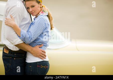 Couple hugging à côté de voiture rétro Banque D'Images