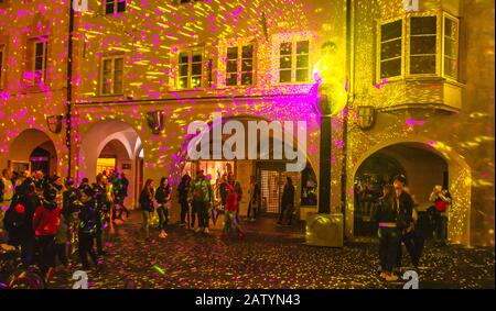 Festival de l'eau et de la lumière dans le centre historique de la ville de Bressanone dans le Tyrol du Sud - Italie - fontaines colorées et effets de lumière sur le fac Banque D'Images