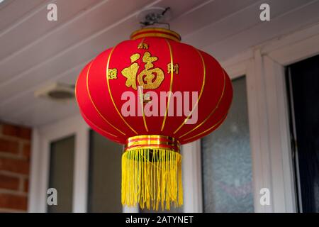 Une lanterne rouge chinoise accrochée dans une porte pour la nouvelle année chinoise Banque D'Images