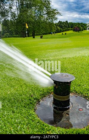 Système d'irrigation sur le terrain de golf Banque D'Images