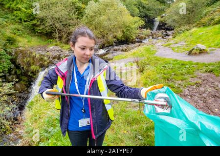 Cueillette de litière dans la campagne écossaise Banque D'Images