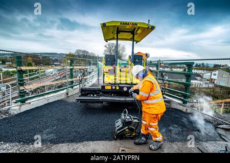 Pose d'une nouvelle route sur un pont ferroviaire Banque D'Images