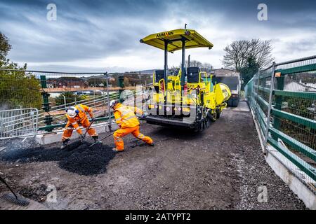 Pose d'une nouvelle route sur un pont ferroviaire Banque D'Images