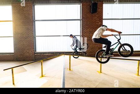 skateboarders et motards bmx dans un parc à roulettes Banque D'Images