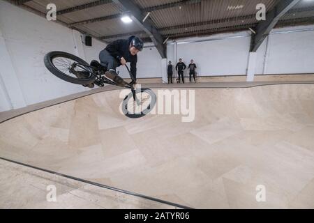 skateboarders et motards bmx dans un parc à roulettes Banque D'Images