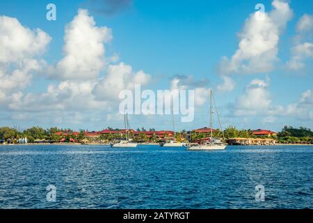 Vue au large de la baie de Rodney avec des yachts ancrés dans le lagon et de riches stations balnéaires en arrière-plan, Sainte-Lucie, mer des Caraïbes Banque D'Images