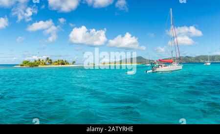 Mer turquoise et yachts ancrés près de l'île de Carriacou, Grenade, mer des Caraïbes Banque D'Images