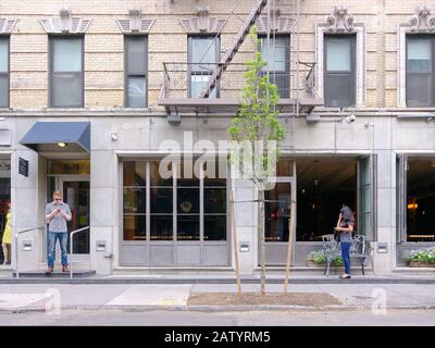 Manhattan a été décrit comme la capitale culturelle, financière, des médias, et du divertissement du monde, et pourtant une ville à la mode et classique. La grande pomme vivante Banque D'Images