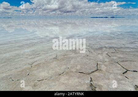 Une journée d'exploration sur Uyuni salt flat, peut montrer les réflexions de ciel incroyable plus inondé de sel, telles de belles images s'étend sur l'horizon infini. Banque D'Images