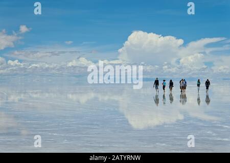 Une journée d'exploration sur Uyuni Salt Flat, montre des reflets incroyables du ciel sur la plate de sel inondée, de telles belles images s'étendent sur un horizon infini. Banque D'Images