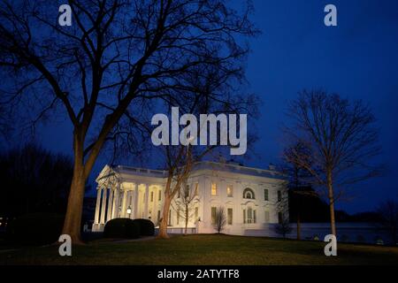 Washington DC, États-Unis. 05 février 2020. La Maison Blanche se tient à Washington, DC, États-Unis, le mercredi 5 février 2020. Le Sénat a voté en faveur de l'acquittement du président des États-Unis Donald J. Trump des deux articles de destitution cet après-midi. Crédit: Stefani Reynolds/CNP /MediaPunch crédit: MediaPunch Inc/Alay Live News Banque D'Images