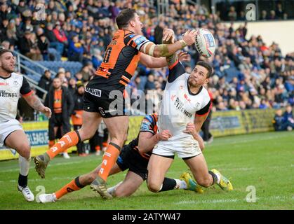 Sonny Bukk Williams, de Toronto Wolfpack, perd le ballon Banque D'Images