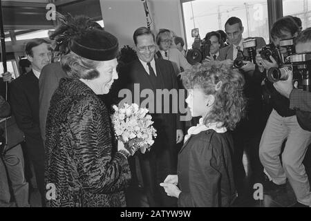 Queen Beatrix a ouvert le nouveau ministère de l'éducation et des sciences à Zoetermeer Date : 15 janvier 1985 lieu : Zoetermeer, South Holland mots clés : ministères, ouvertures Nom De La Personne : Beatrix, Queen institution Nom Ministère de l'éducation et des sciences Banque D'Images