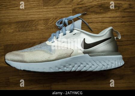 Paris, France - 23 septembre 2019 : chaussure de course professionnelle avec vue sur le dessus fabriquée par Nike Model Odyssey React Flyknit 2 Premium couleur argent et gris Banque D'Images