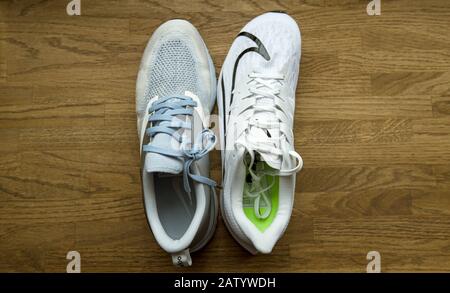 Paris, France - 23 septembre 2019 : chaussures de course professionnelles avec vue aérienne fabriquées par Nike comparant deux modèles Odyssey React Flyknit 2 et Zoom Rival Fly pour femme Banque D'Images