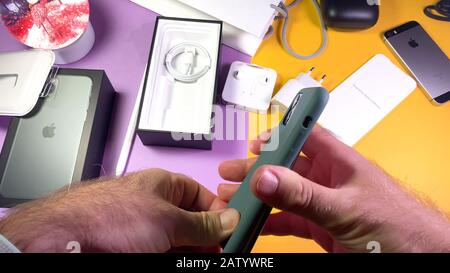 Paris, France - Sep 20, 2019: POV man protège-main pendant le déballage de la nouvelle Apple Computers iPhone 11 Pro et 11 Pro Max smartphone caméra triple objectif Banque D'Images