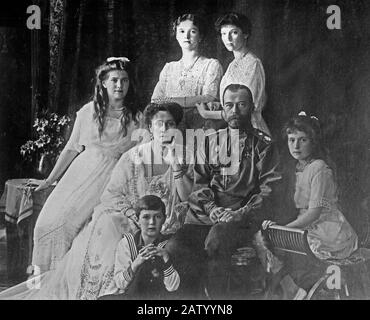 Membres des Romanovs, la dernière famille royale de Russie, y compris: Assis (de gauche à droite) Marie, Reine Alexandra, Tsar Nicholas II, Anastasia, Alexei (devant), et debout (de gauche à droite), Olga et Tatiana CA. 1914 Banque D'Images