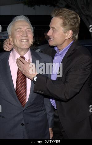 ***Photo Du Fichier*** Kirk Douglas Est Décédé À 103 Ans. Père & fils acteurs KIRK DOUGLAS & MICHAEL DOUGLAS lors de la première de Los Angeles de leur film Il Court Dans La famille. 7 avril 2003 © RTES/Mediapunch Banque D'Images