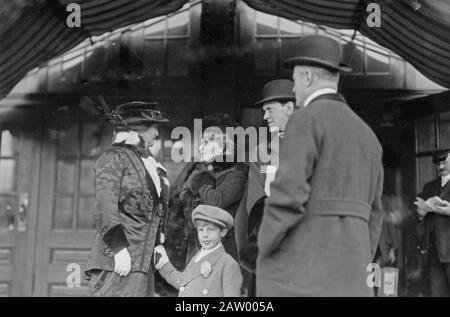 La photo montre Mme Charles Dana Gibson, l'ancienne Irene Langhorne (d. 1956) avec sa sœur Nancy Astor, Viscountess Astor (1879-1964), la femme de Waldorf Astor, 2ème Viscount Astor et son fils; William Waldorf Astor, 3ème Viscount Astor (1907-1966). Banque D'Images