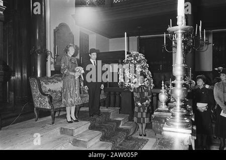 Queen Beatrix assiste à un service spécial en synagogue occasion du 350ème anniversaire de la communauté juive à Amsterdam Date: 1 septembre 1985 lieu: Amsterdam, Noord-Holland mots clés: Queens, synagogues Nom De La Personne: Beatrix, Queen Banque D'Images